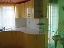 Кухня, изработена от МДФ с полиуретанова боя, плот и гръб - термо и водоустойчиви.
